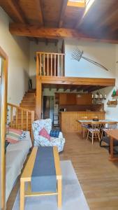 ein Wohnzimmer mit Sofa und Tisch in der Unterkunft Casa Pepe Baltarga in Prats i Sansor