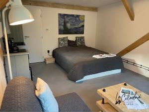 Ένα ή περισσότερα κρεβάτια σε δωμάτιο στο LaČeladná - lázně ducha