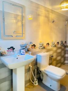 ein Badezimmer mit Toilette und Waschbecken in der Unterkunft Winston ocean heaven in Negombo