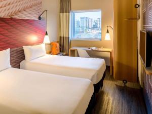 a hotel room with two beds and a window at ibis Sao Bernardo do Campo in São Bernardo do Campo