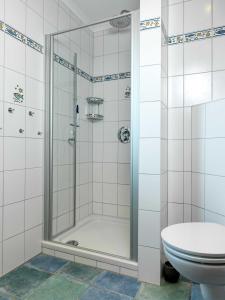 Et badeværelse på Doppelhäuser Timmendorf Strand Haus Neptun + 23 billeder