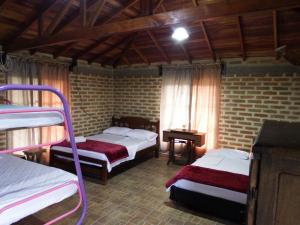 um quarto com dois beliches e uma mesa em Finca la Albania em Circasia