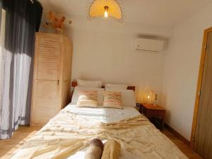 Ένα ή περισσότερα κρεβάτια σε δωμάτιο στο Chambre Saint Gilles les bains1