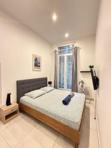 マルセイユにあるMarseille 01のベッドと窓のある寝室