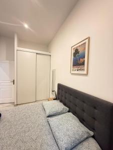 マルセイユにあるMarseille 01のベッドルーム1室(大型ベッド1台、大型クローゼット付)