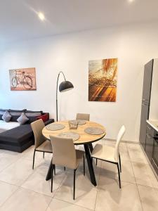 マルセイユにあるMarseille 01のテーブルと椅子とベッドのあるダイニングルーム