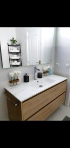 een badkamer met een wastafel en een spiegel bij Casa con mucha luz natural in Bisbal del Penedès