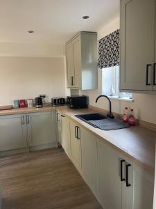 Η κουζίνα ή μικρή κουζίνα στο 2-Bedroom Cottage Peaceful Countryside Ledsham +22 φωτογραφίες