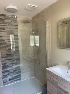 Ένα μπάνιο στο 2-Bedroom Cottage Peaceful Countryside Ledsham