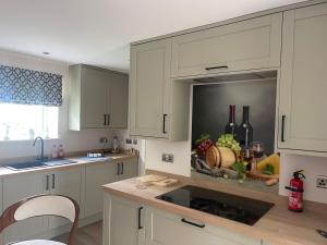 Η κουζίνα ή μικρή κουζίνα στο 2-Bedroom Cottage Peaceful Countryside Ledsham