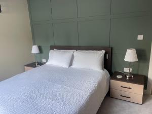 Ένα ή περισσότερα κρεβάτια σε δωμάτιο στο 2-Bedroom Cottage Peaceful Countryside Ledsham