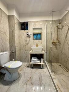 Ένα μπάνιο στο Hotel Roman +92 φωτογραφίες