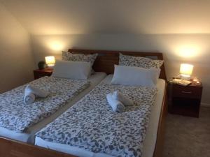 a bedroom with two twin beds with white pillows at Ferienwohnung Ruheoase In Otterndorf in Otterndorf