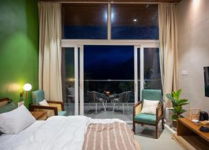 Postel nebo postele na pokoji v ubytování The Chalets, Mulshi