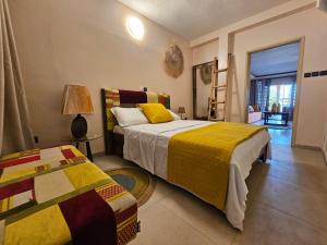 a bedroom with two beds and a lamp at Cosyhome in Abomey-Calavi