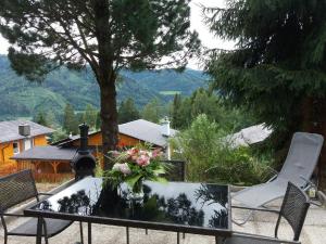 Una mesa con un jarrón de flores encima. en Appartement Murtalblick In Pöls, en Pöls