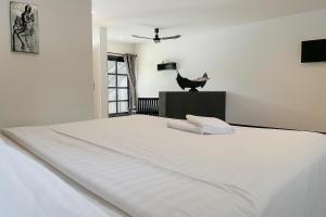 シェムリアップにあるPrana Hotelのベッドルーム1室(大きな白いベッド1台、鳥付)