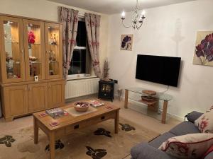 Televiisor ja/või meelelahutuskeskus majutusasutuses A House in the Village