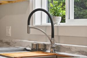 un évier de cuisine avec un robinet dans une cuisine dans l'établissement Luxurious Retreat in Moncton, à Moncton