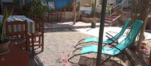 ein Paar Stühle auf einem Hof in der Unterkunft Departamento 5p Tierra del Sol Eterno - Ica centro in Ica