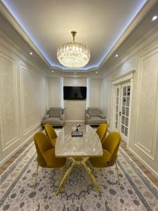 Posezení v ubytování Tashkent City Apartments E2