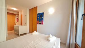 Ένα ή περισσότερα κρεβάτια σε δωμάτιο στο Hostdomus - Lumiere Apartment R15