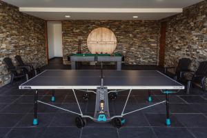 eine Tischtennisplatte in einem Zimmer mit Stühlen in der Unterkunft Quinta Vale das Papas in Casal de Loivos + 64 Fotos