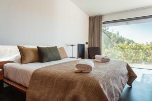 ein Schlafzimmer mit einem Bett mit zwei Handtüchern darauf in der Unterkunft Quinta Vale das Papas in Casal de Loivos