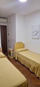 una habitación con tres camas en una habitación en A Casa Di Luca, en Diamante