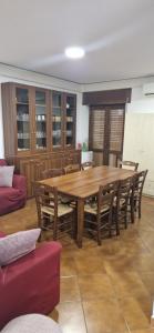 Un comedor con mesa y sillas de madera. en A Casa Di Luca, en Diamante