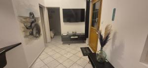 TV a/nebo společenská místnost v ubytování La becassine