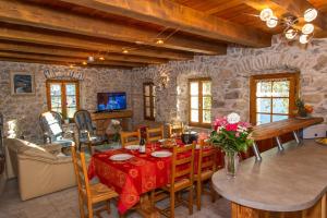 une cuisine et une salle à manger avec une table et des chaises dans l'établissement la ferme de la Vora, à Châtel