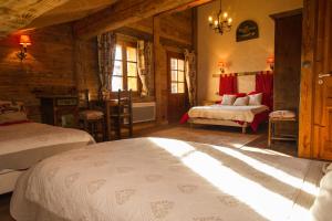 - une chambre avec 2 lits dans une cabane en bois dans l'établissement la ferme de la Vora, à Châtel