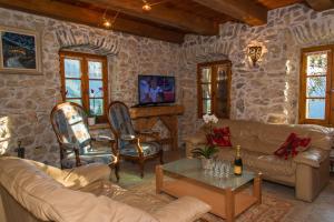 un salon avec un canapé et une table dans l'établissement la ferme de la Vora, à Châtel 19 autres photos