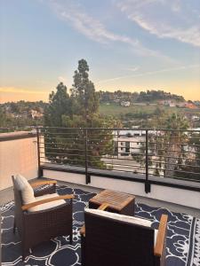 a balcony with chairs and a view of a city at Luxe Home Near DTLA & Dodgers with Rooftop in Los Angeles