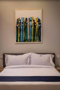 um quadro de esquis na parede acima de uma cama em Lumora Pyramids InN em Cairo