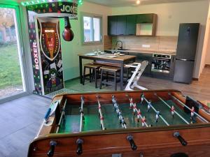 Zimmer mit einem Billardtisch in der Küche in der Unterkunft Logement insolite avec Jeux et Jacuzzi in Soulosse-sous-Saint-Élophe