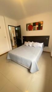 un dormitorio con una cama grande en una habitación en Edificio Manantiales, en Villa Carlos Paz