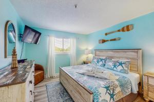 Postel nebo postele na pokoji v ubytování Hilton Head Resort 4222 + 19 fotografií