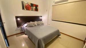 Un dormitorio pequeño con una cama en una habitación. en Edificio Manantiales, en Villa Carlos Paz 6 fotos más