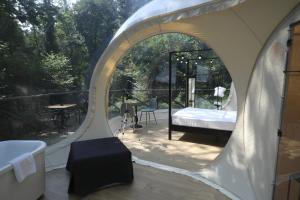 En eller flere senge i et værelse på La Luna sul Bosco Bubble Rooms