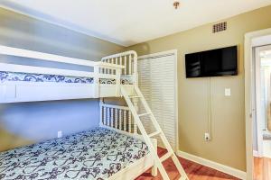 Postel nebo postele na pokoji v ubytování Hilton Head Resort 4413 + 14 fotografií