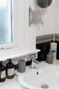 une salle de bain avec un lavabo et un miroir dans l'établissement Free Parking - Central - Sleeps 6 - 3 Bedrooms, à Tranent 16 autres photos