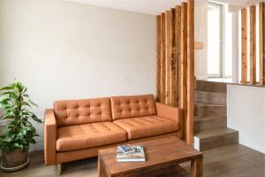 ein Wohnzimmer mit einer Couch und einem Couchtisch in der Unterkunft Modern Chatham home with garden retreat in Chatham