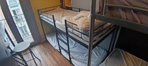 een paar stapelbedden in een kamer bij Chambre Privée Familiale 13m2 in Le Kremlin-Bicêtre