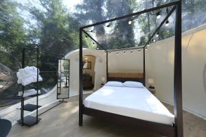 En eller flere senge i et værelse på La Luna sul Bosco Bubble Rooms + 65 billeder