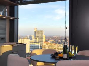 Fotografie z fotogalerie ubytování URBAN APARTMENTS LUXURY SkyLine Global, 22th floor No 23 , Free Garage, Self Check-in v Katovicích