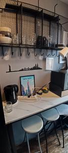 een bureau met 2 stoelen en een computer erop bij Chambre Privée Familiale 13m2 in Le Kremlin-Bicêtre