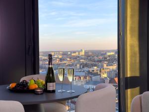 Nápoje v ubytování URBAN APARTMENTS LUXURY SkyLine Global, 22th floor No 23 , Free Garage, Self Check-in