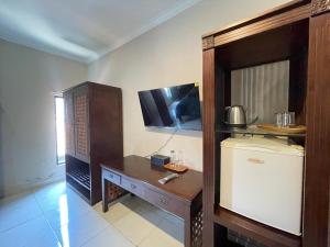 Kuchyň nebo kuchyňský kout v ubytování Klungkung Tower Hotel